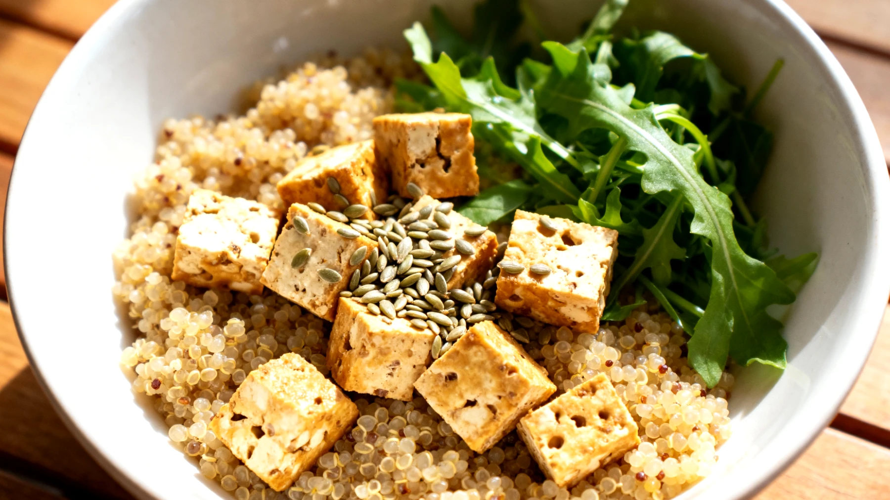 Amaranth-Quinoa-Bowl mit Hanfsamen und fermentiertem Tempeh"