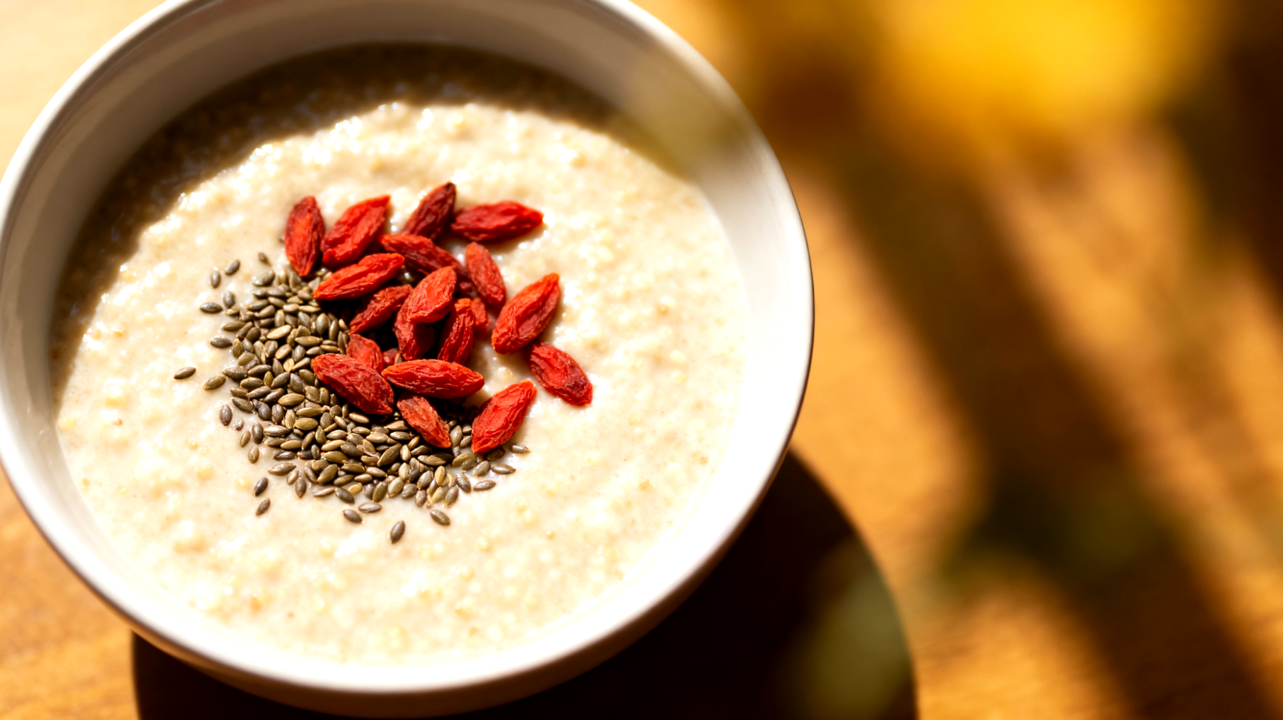 Amaranth-Quinoa-Pudding mit Hanfsamen und Goji-Beeren"
