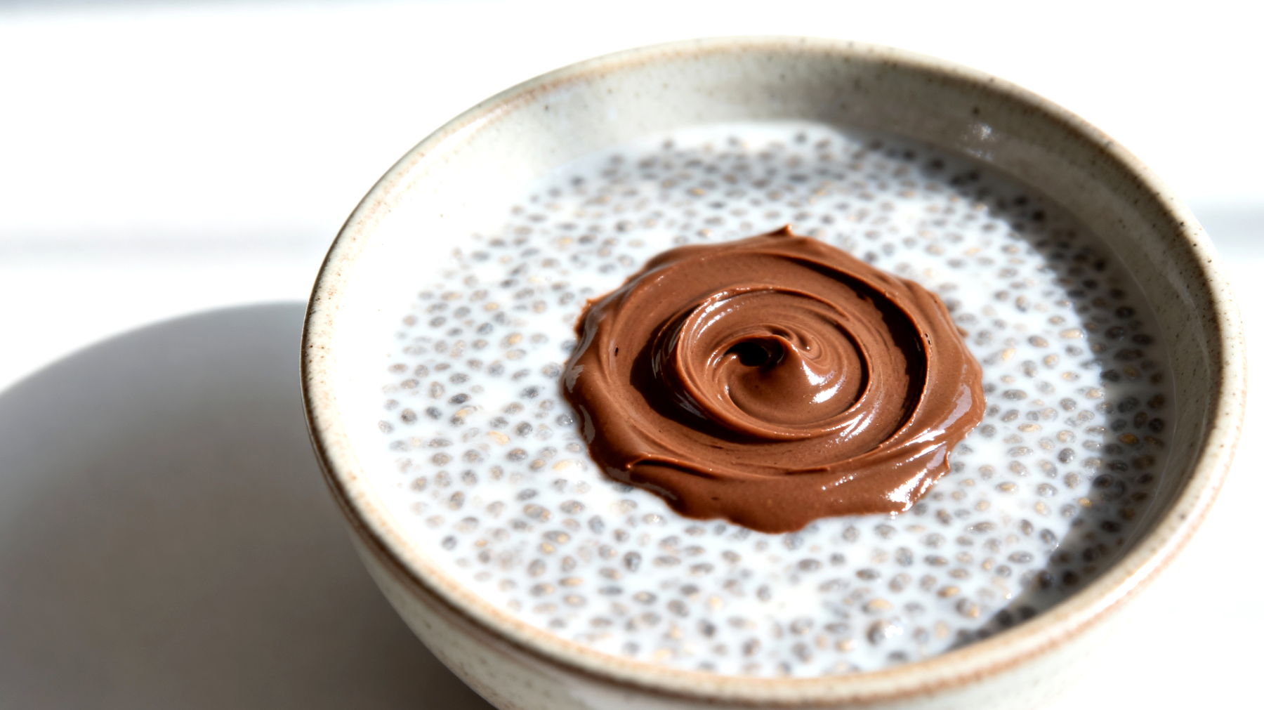 Chia-Pudding mit Kokosmilch und Kakaoaufstrich aus Mandeln"