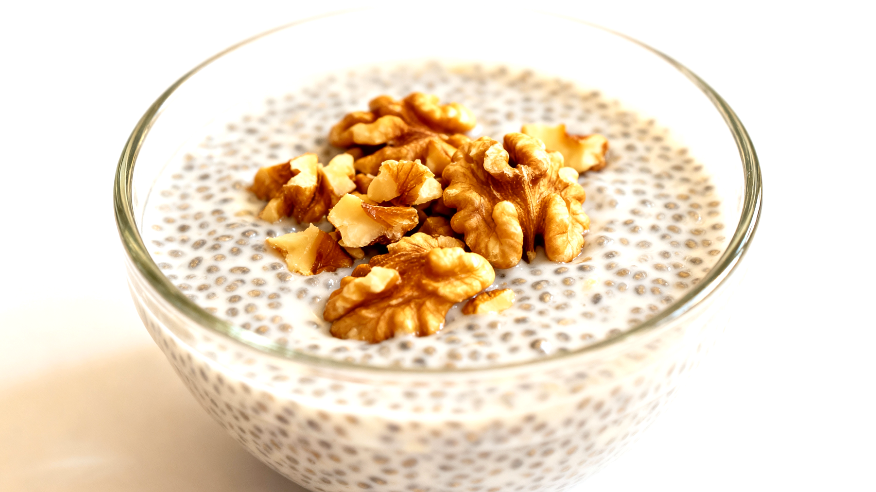 Chia-Pudding mit Kokosmilch und Walnüssen"