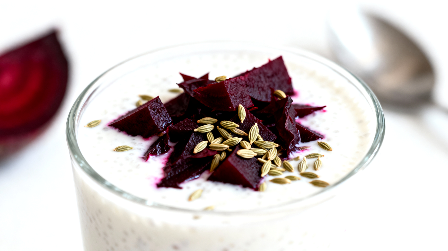 Kefir-Smoothie mit fermentierten Rote-Bete-Blättern und Fenchelsamen"