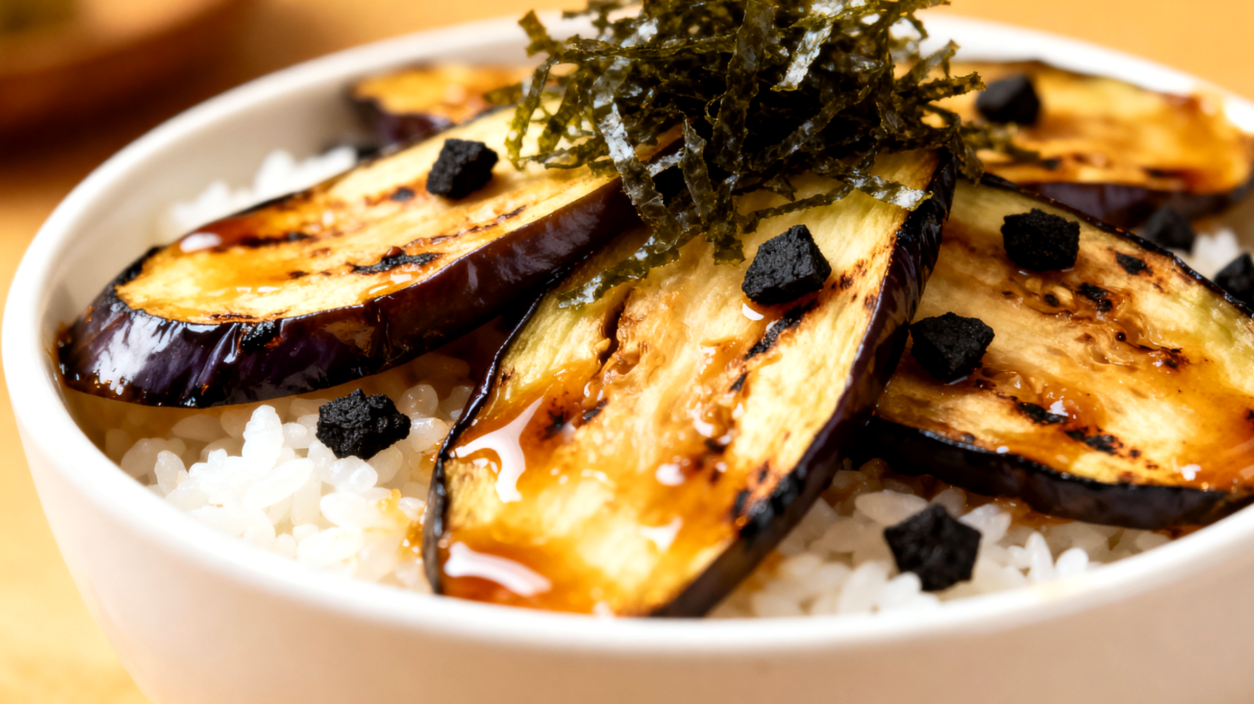 Miso-Auberginen-Bowl mit fermentiertem schwarzem Knoblauch und Wakame-Algen"