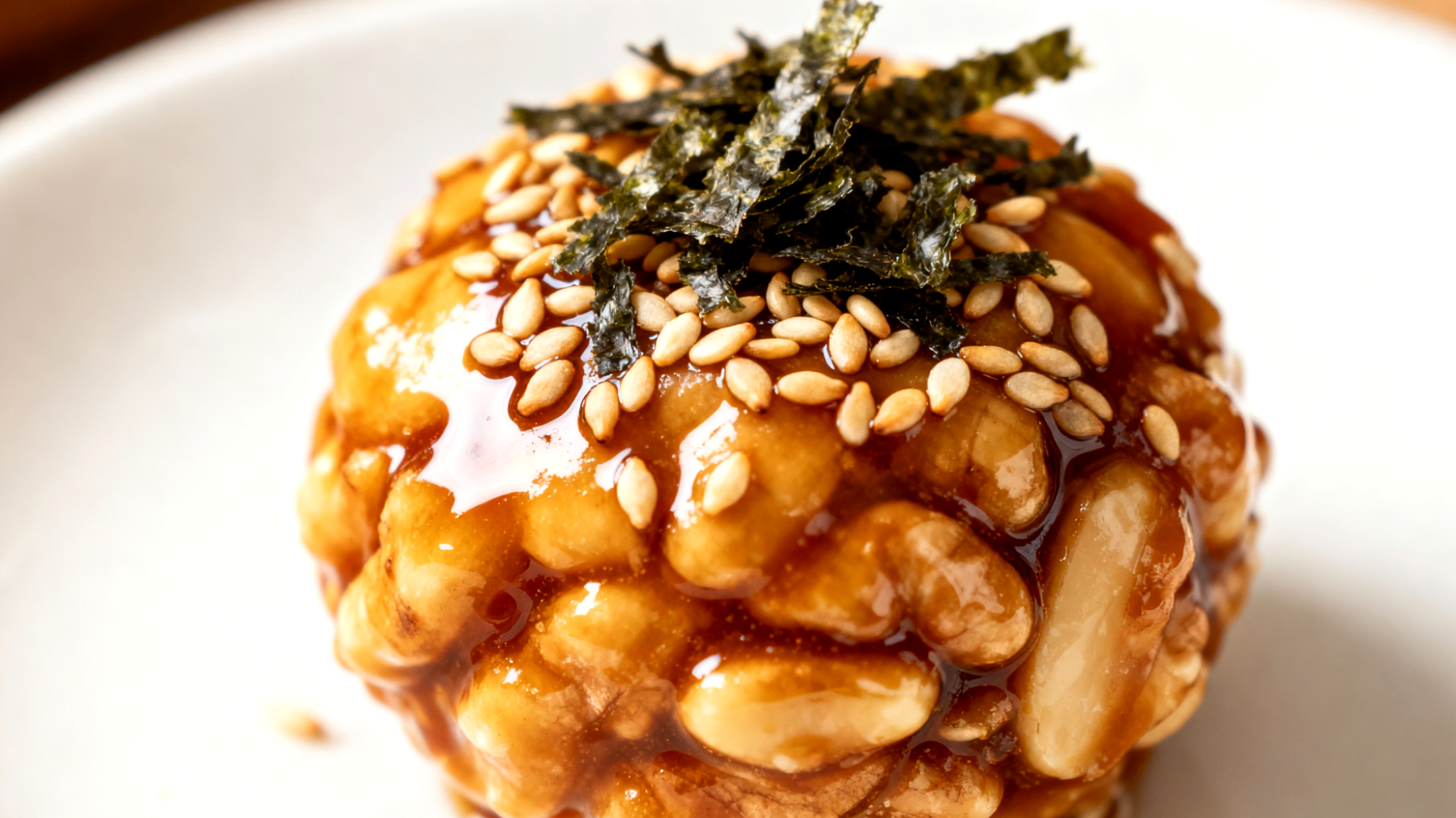 Miso-Nussball mit Sesam und Algen"