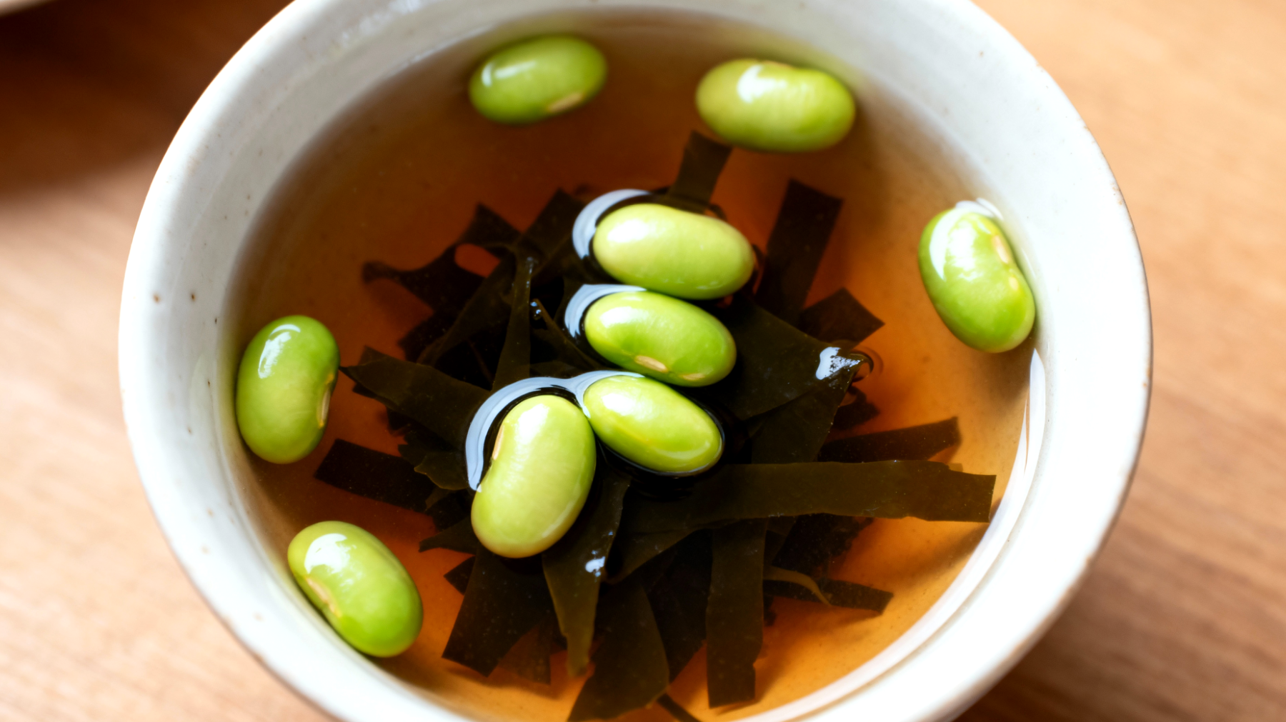 Miso-Suppe mit Wakame-Algen und Edamame"