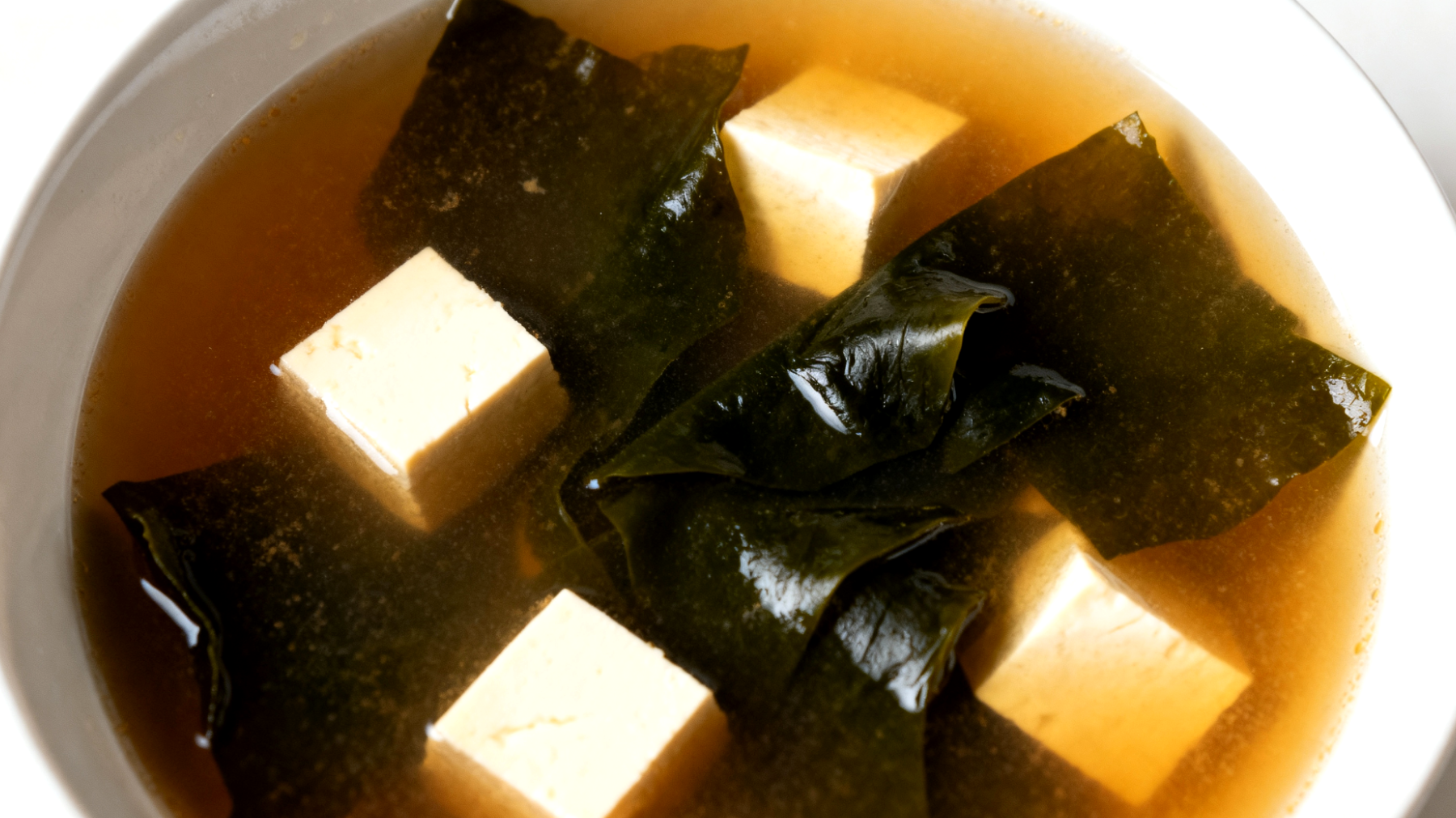 Miso-Suppe mit Wakame-Algen und Seidentofu"
