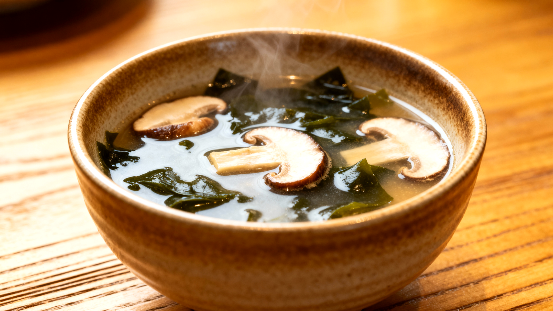 Miso-Suppe mit Wakame-Algen und Shiitake-Pilzen"