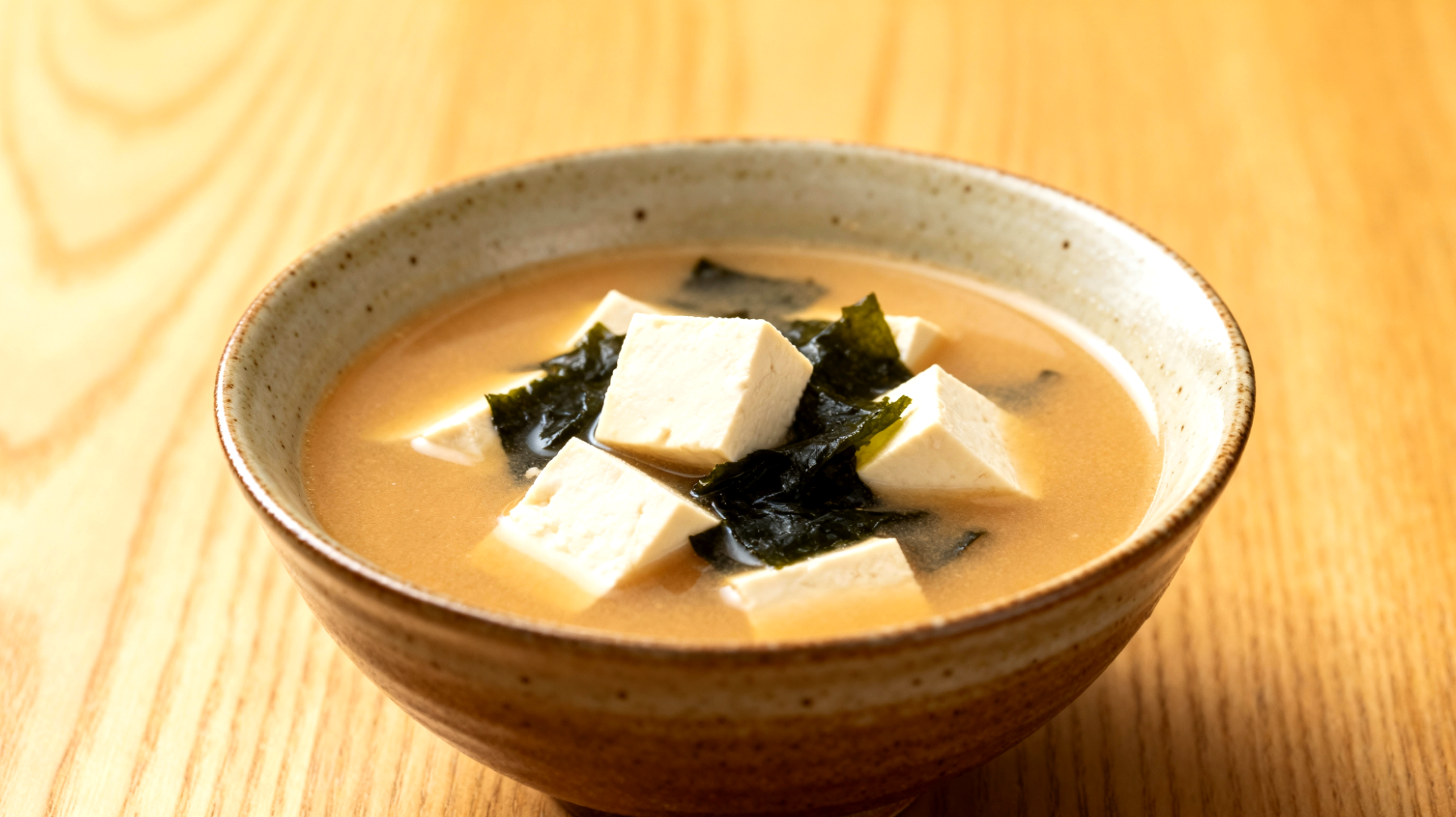 Miso-Suppe mit Wakame-Algen und Tofu"