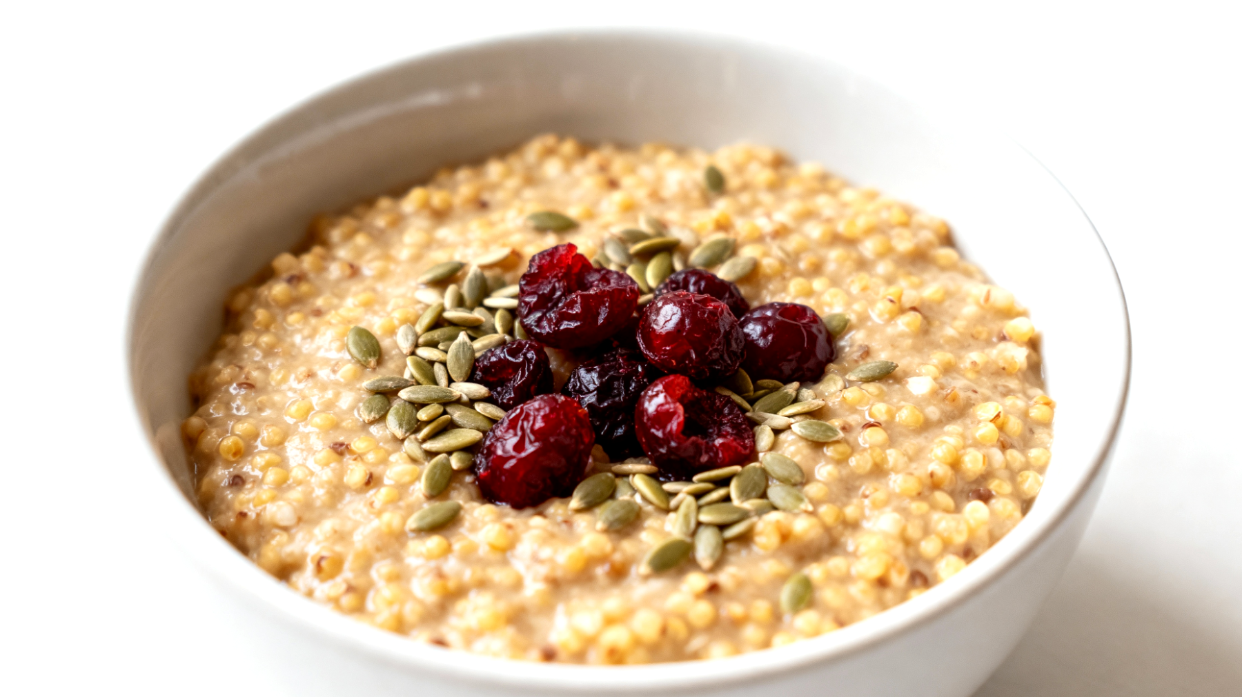 Quinoa-Buchweizen-Pudding mit Hanfsamen und Sauerkirschen"